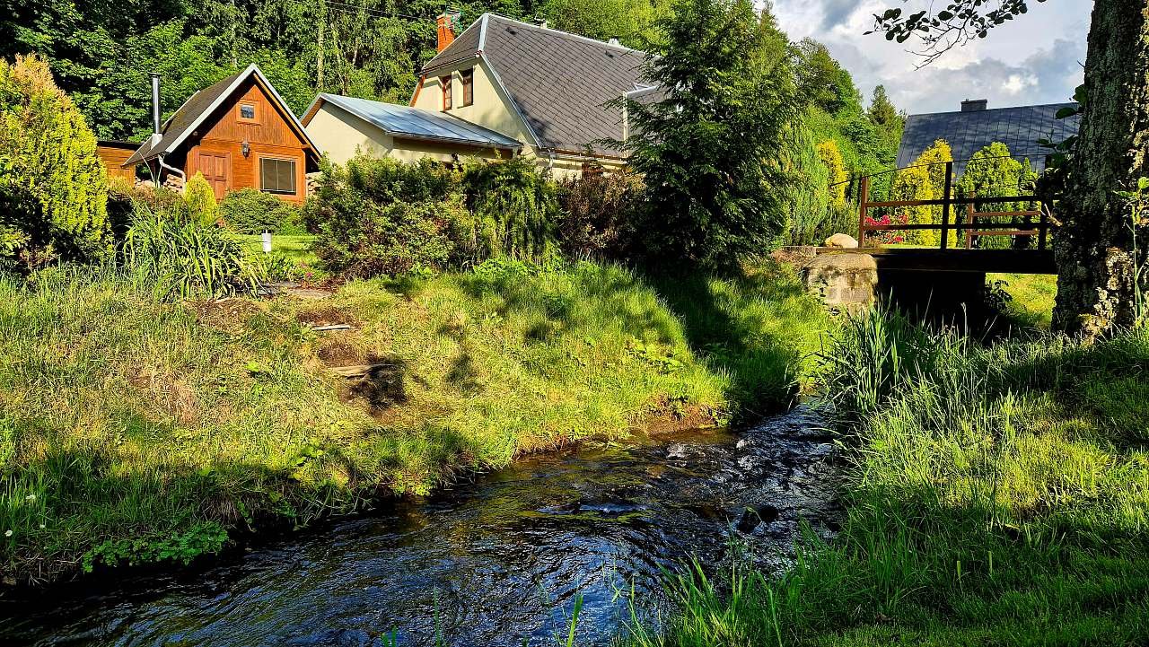 Chata Bystřina ve Staré Vodě - Pohled od potoka