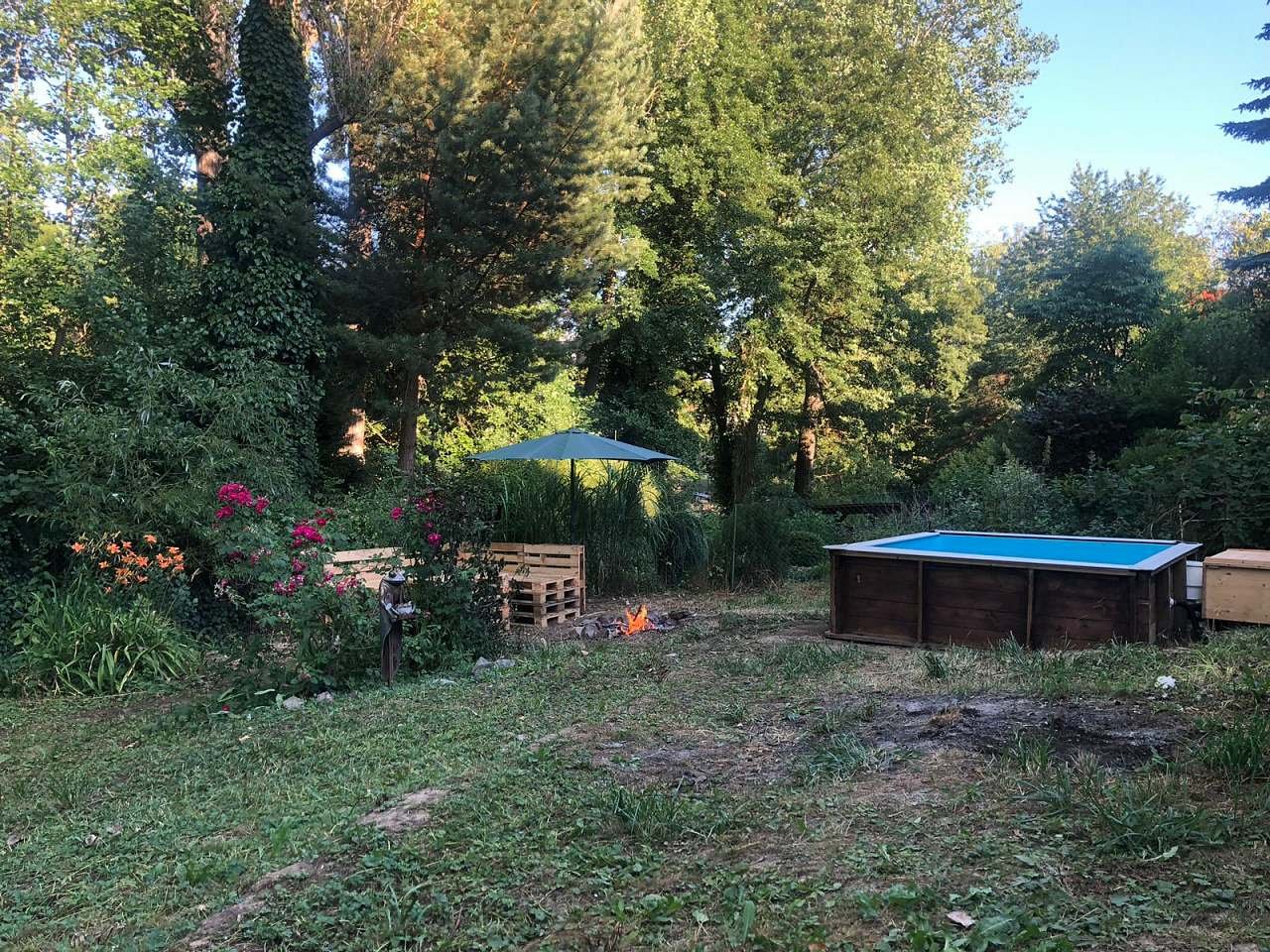 Chata Češkovice - Zahrada s malým bazénem a posezením