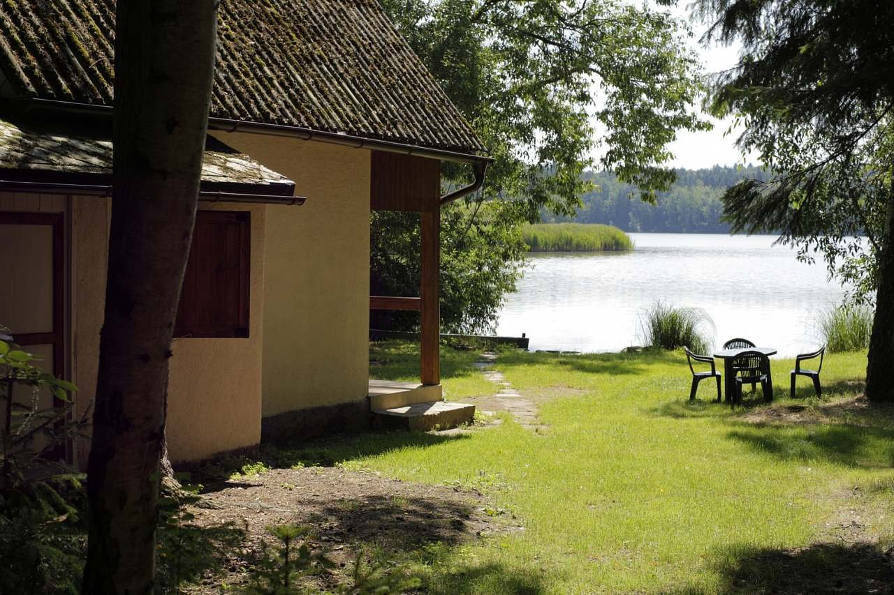 chata leží na břehu Staňkovského rybníku