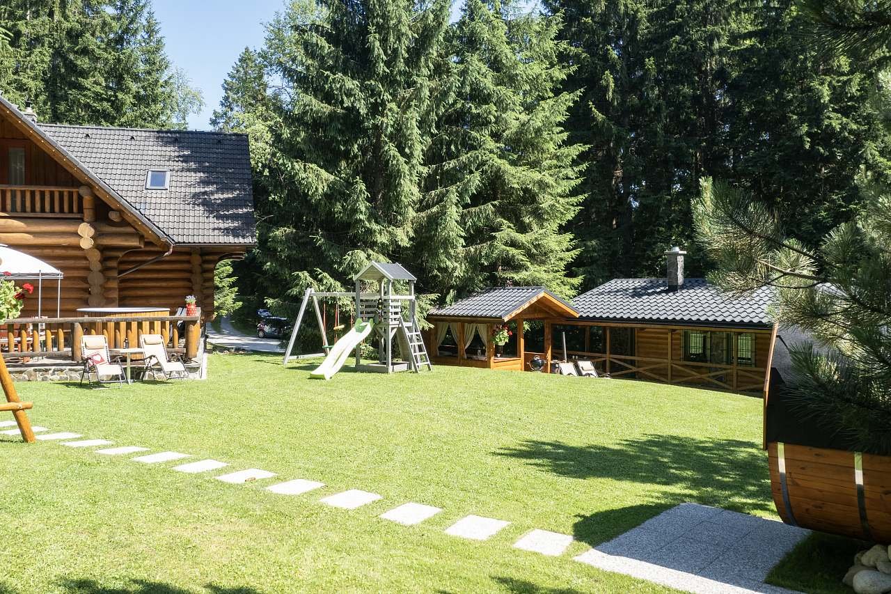 Chata Marína a Matej čistinka s hojdačkami a saunou