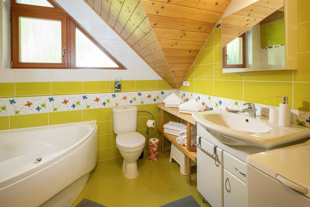 Chata Marína horná kúpelňa s vaňou, WC a práčkou - na prenájom