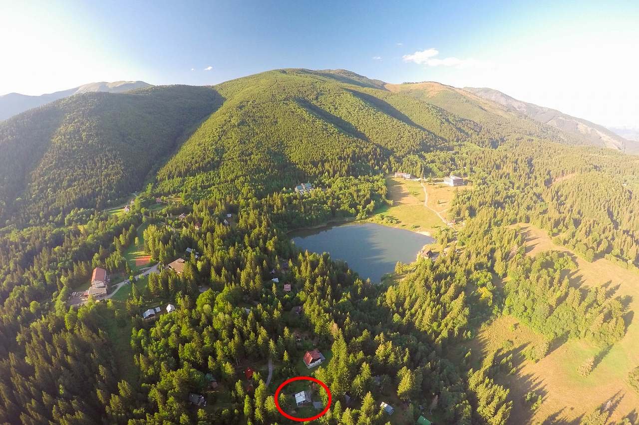 Chata s červeným krúžkom a vzdialenosť od jazera pohľad z dronu 2