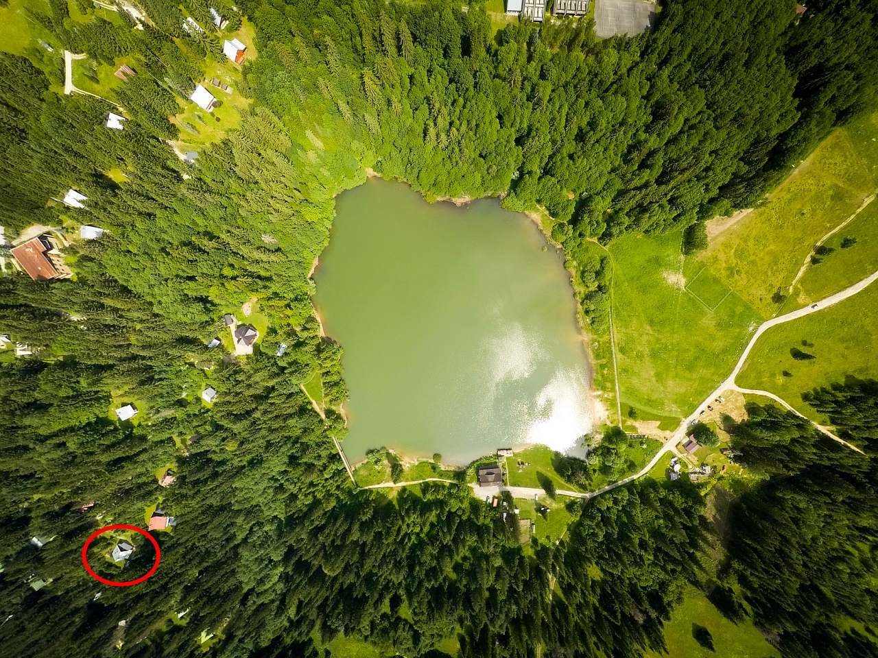 Chata s červeným krúžkom a vzdialenosť od jazera pohľad z dronu