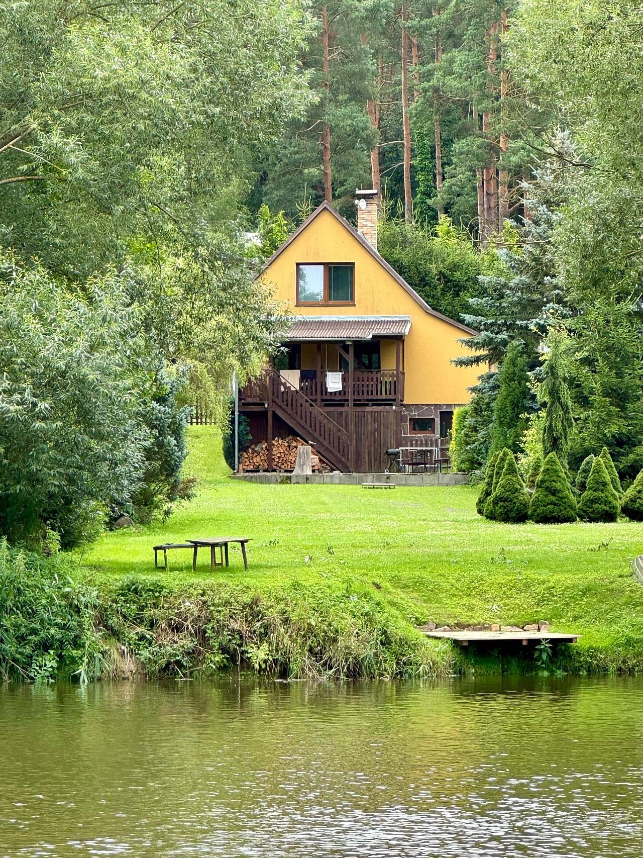 Chata “U Elka” - pohled od řeky Lužnice