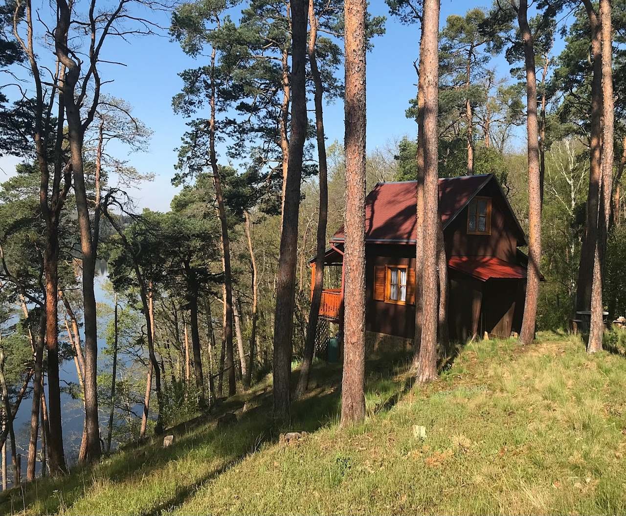 chata u Hracholuské přehrady zezadu