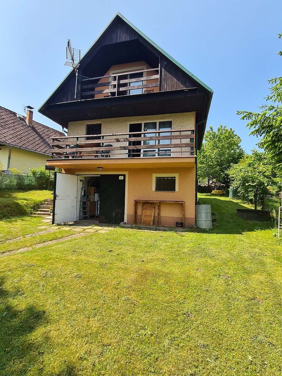 Chata u řeky Vltavy