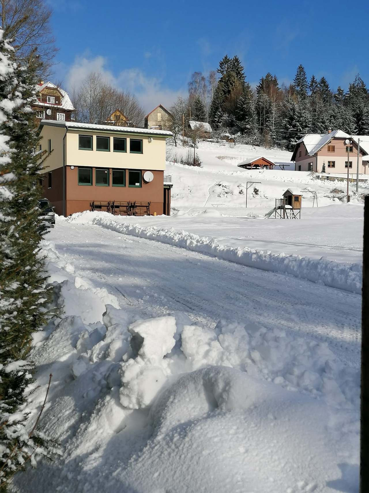 Chata v zimě se soukromým parkovištěm u chaty