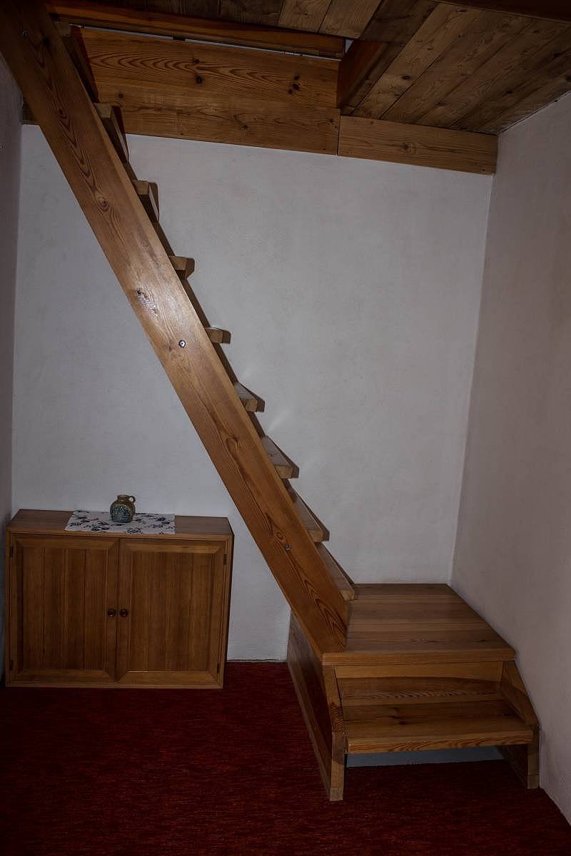 Chata Včelín - příkré schody do podkroví