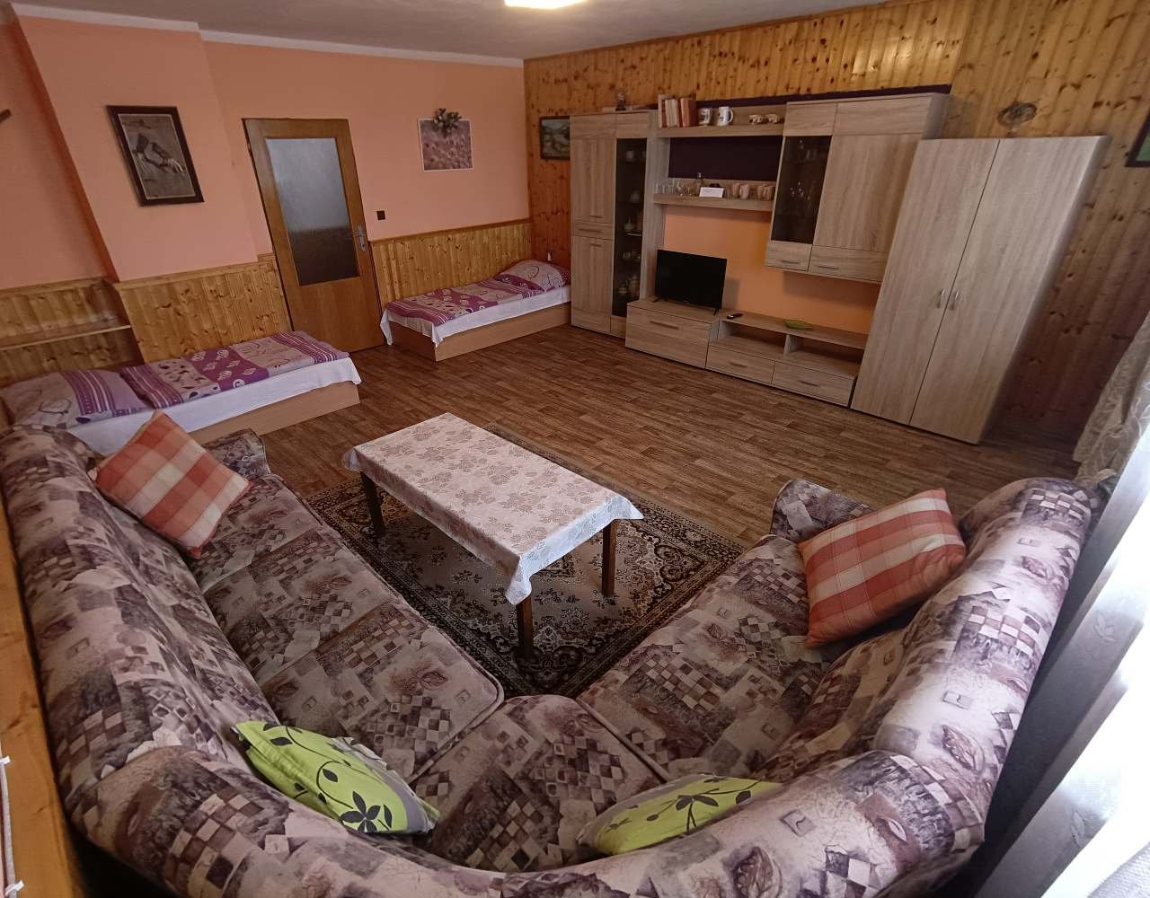 chata vpravo se sklepem
