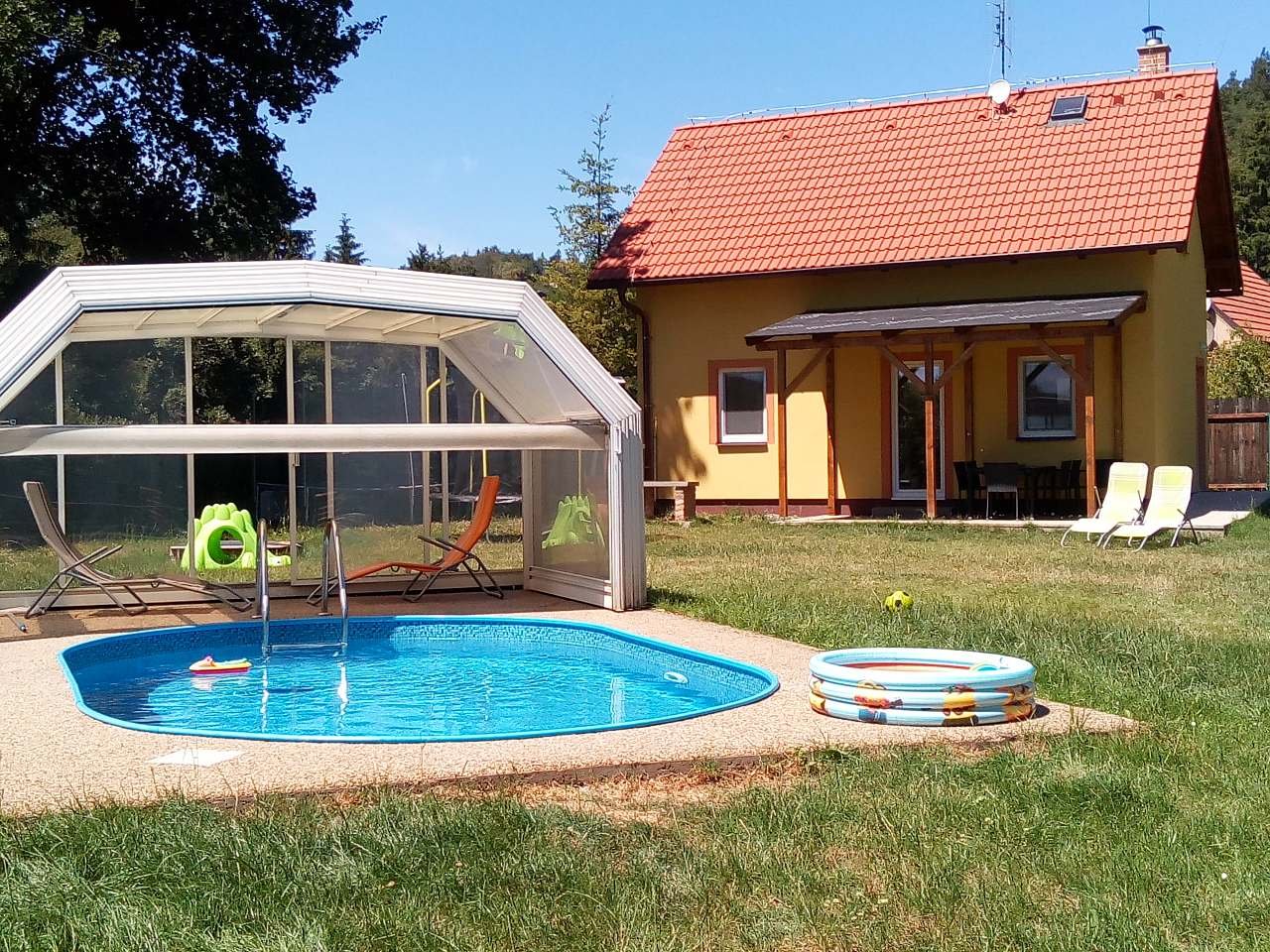 chata z bazénem