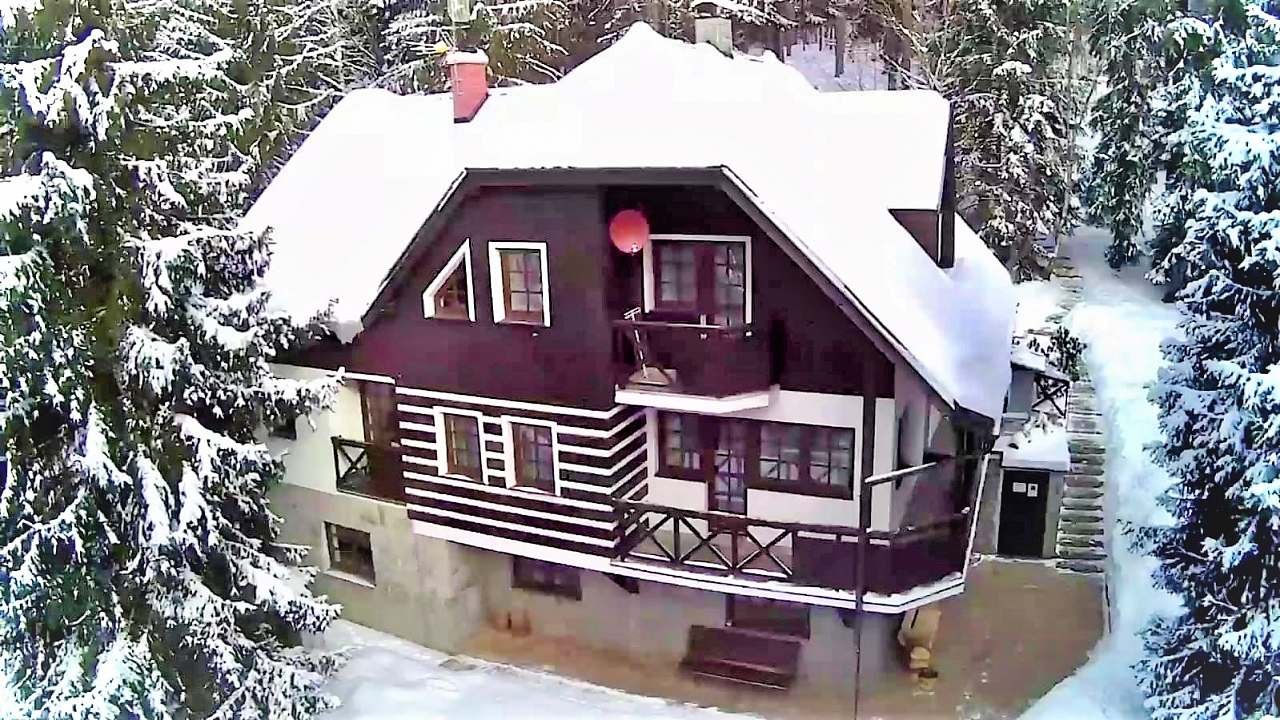 Chata zachumlaná ve sněhu