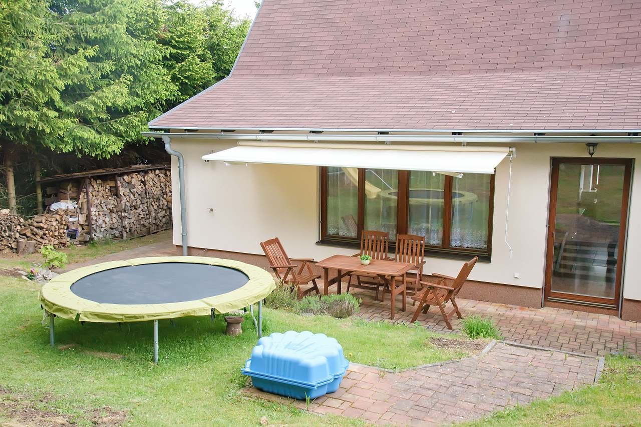 Chata zadní část - zahrada, posezení, trampolína a pískoviště