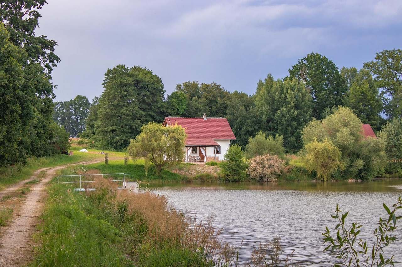 Chaty na rybníku Slávek