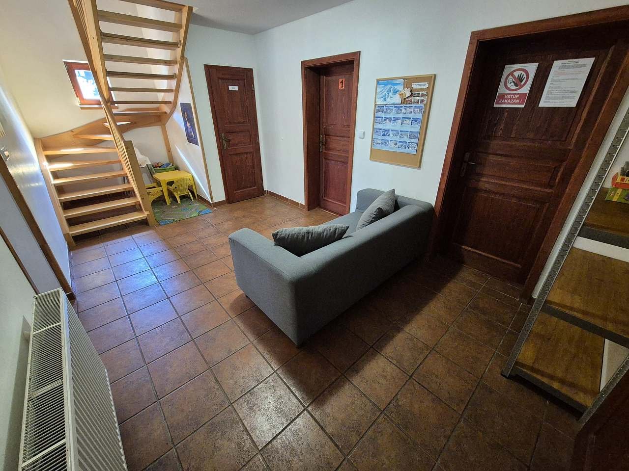 Chodba - vstup z předsíně, do pokoje č.1, na toaletu, do kuchyně, schodiště