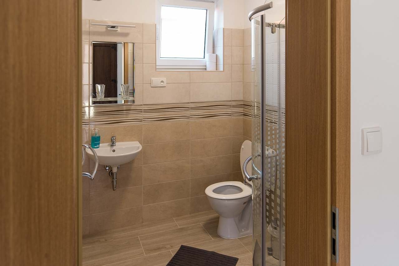 Čtyřlůžkový apartmán – AP1 (Koupelna s WC)