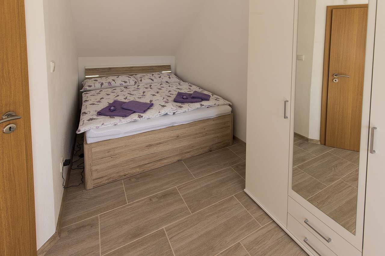 Čtyřlůžkový apartmán – AP1 (Ložnice 1 - manželská postel)