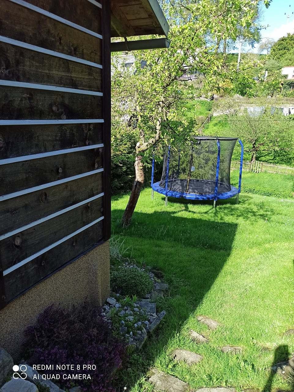 dětská trampolína na zahradě