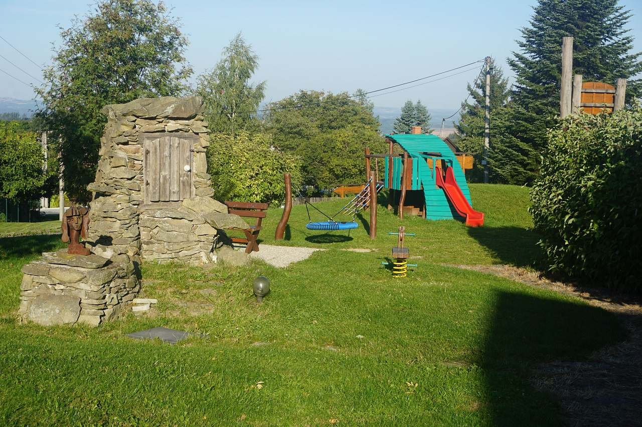 dětské hřiště 40m za chatou