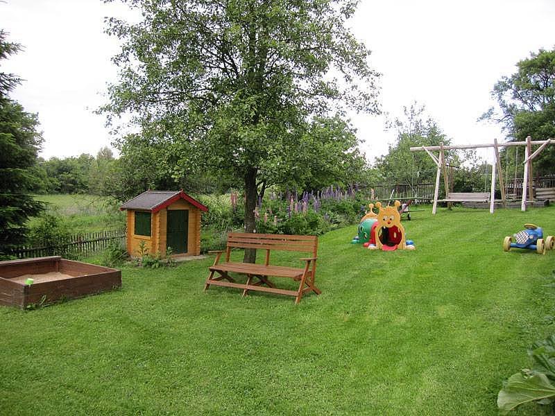 dětské hřiště na zahradě objektu
