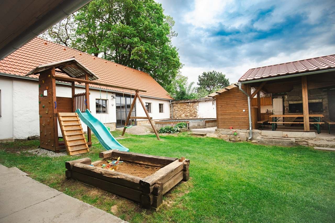 Dětské hřiště v uzavřeném dvoře