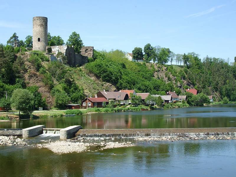 Dobronický hrad od řeky