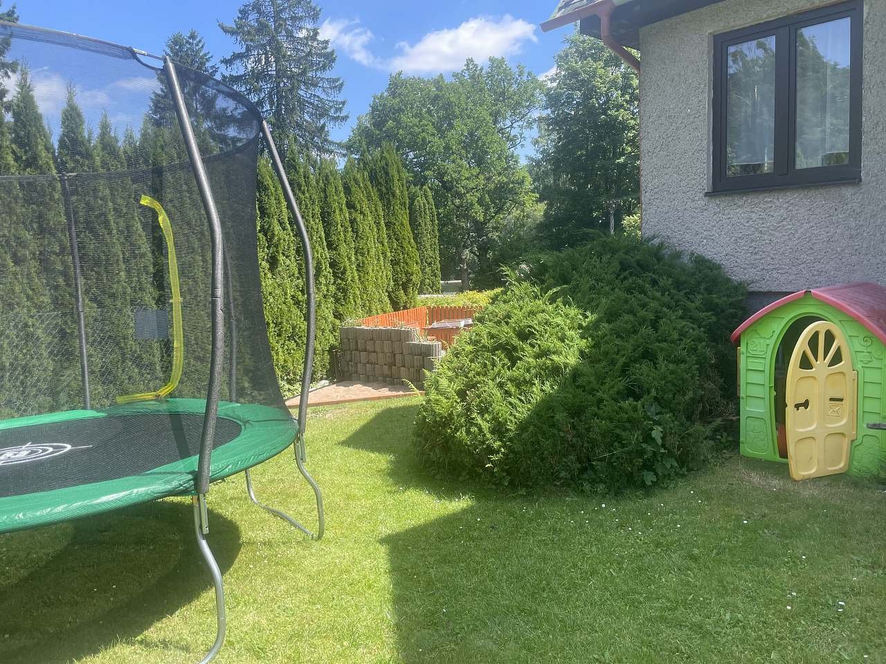 Domek s hračkami, pískoviště a trampolína pro dětičky