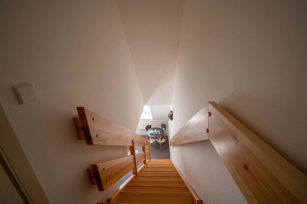 Dřevěné schodiště do horního patra