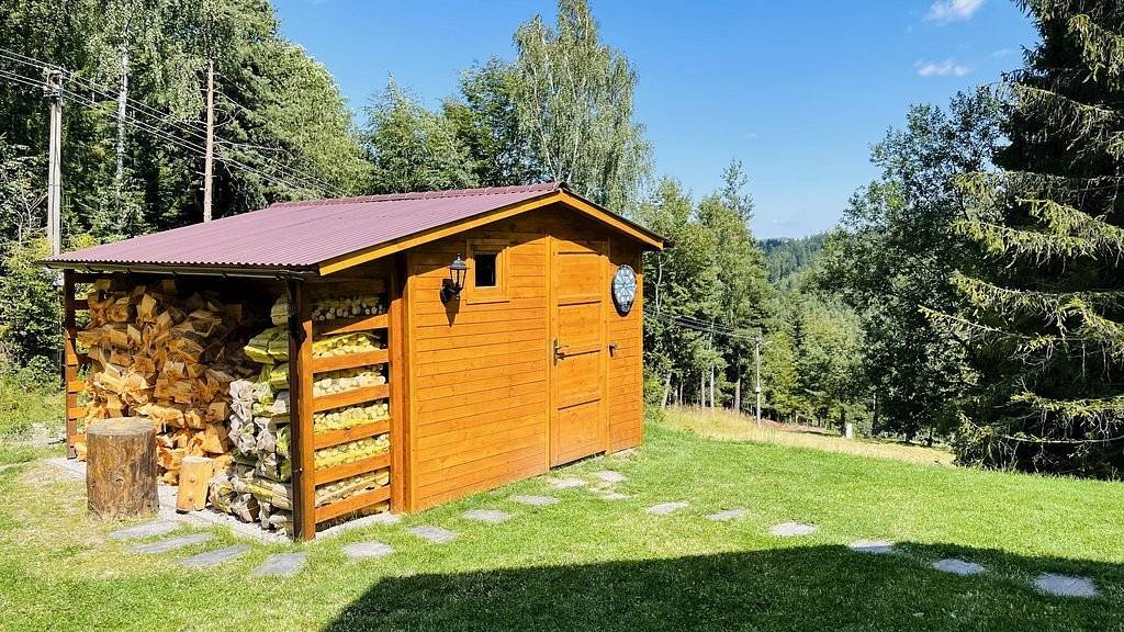 Drevenica Bindtwood s jacuzzi a saunou