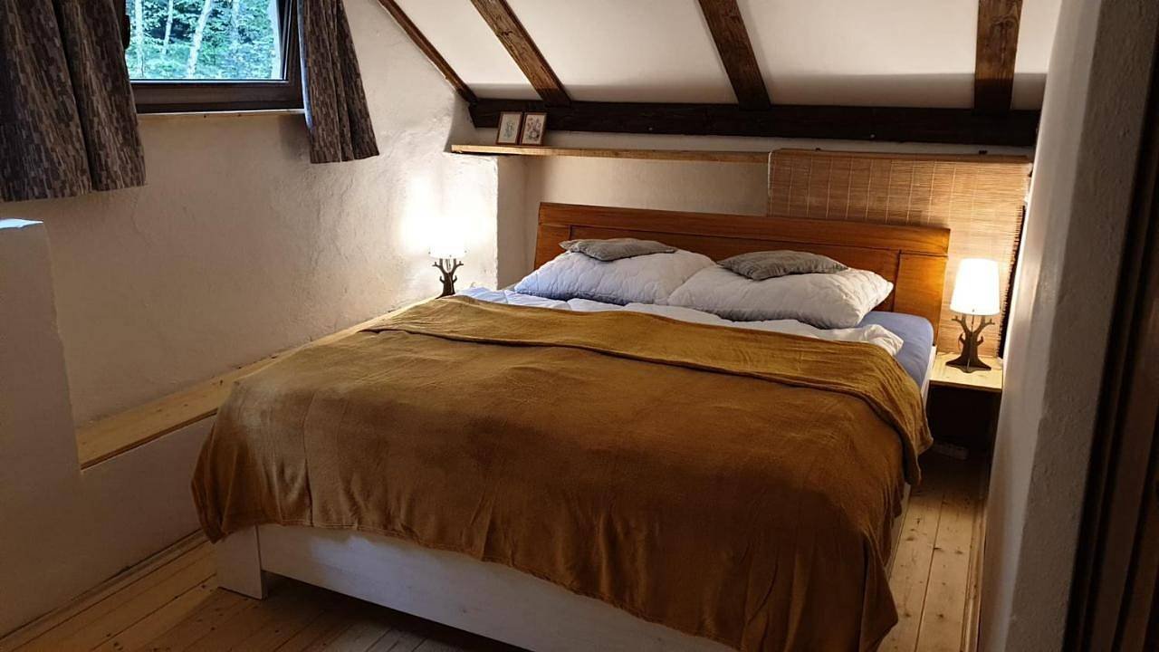 Dřevěný pokoj - manželská postel