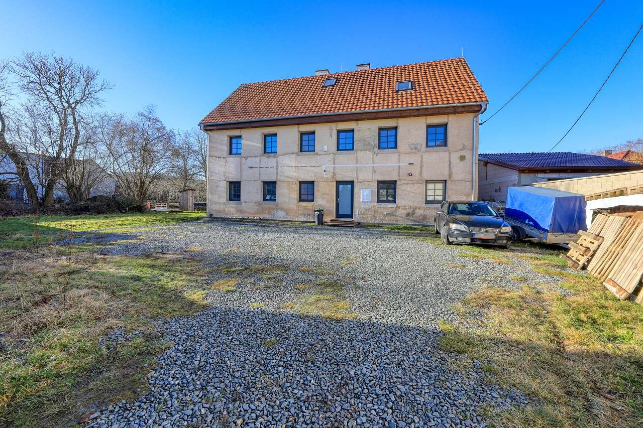 Dům s parkingem