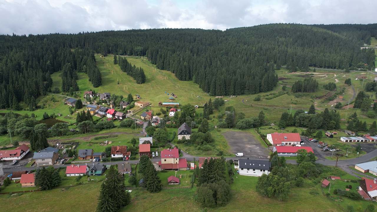 Dva vleky, osvětlene běžecké kolečko. Vše naproti penzionu.