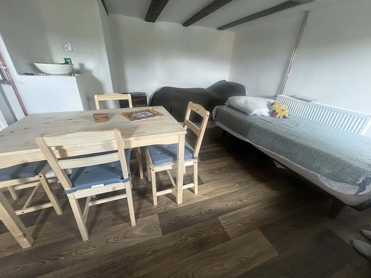 Dve postele (pozice je flexibilni dle potreby)