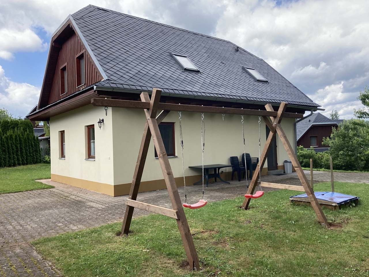 Dvorek, houpačka