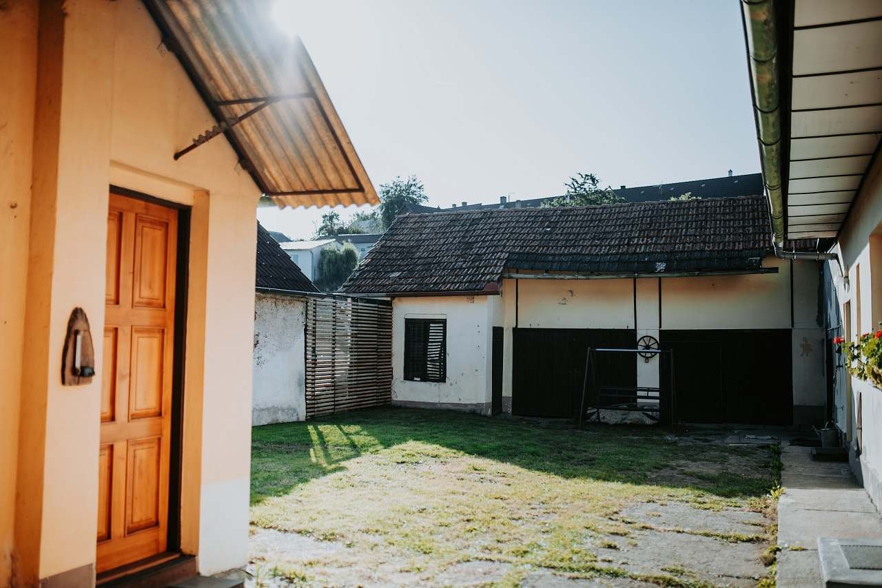Dvůr