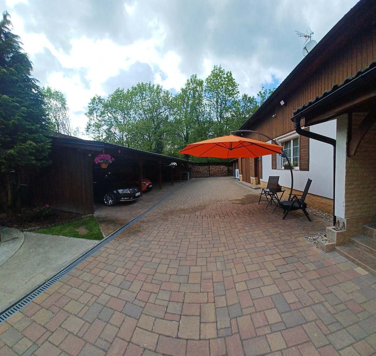 dvůr - parkování