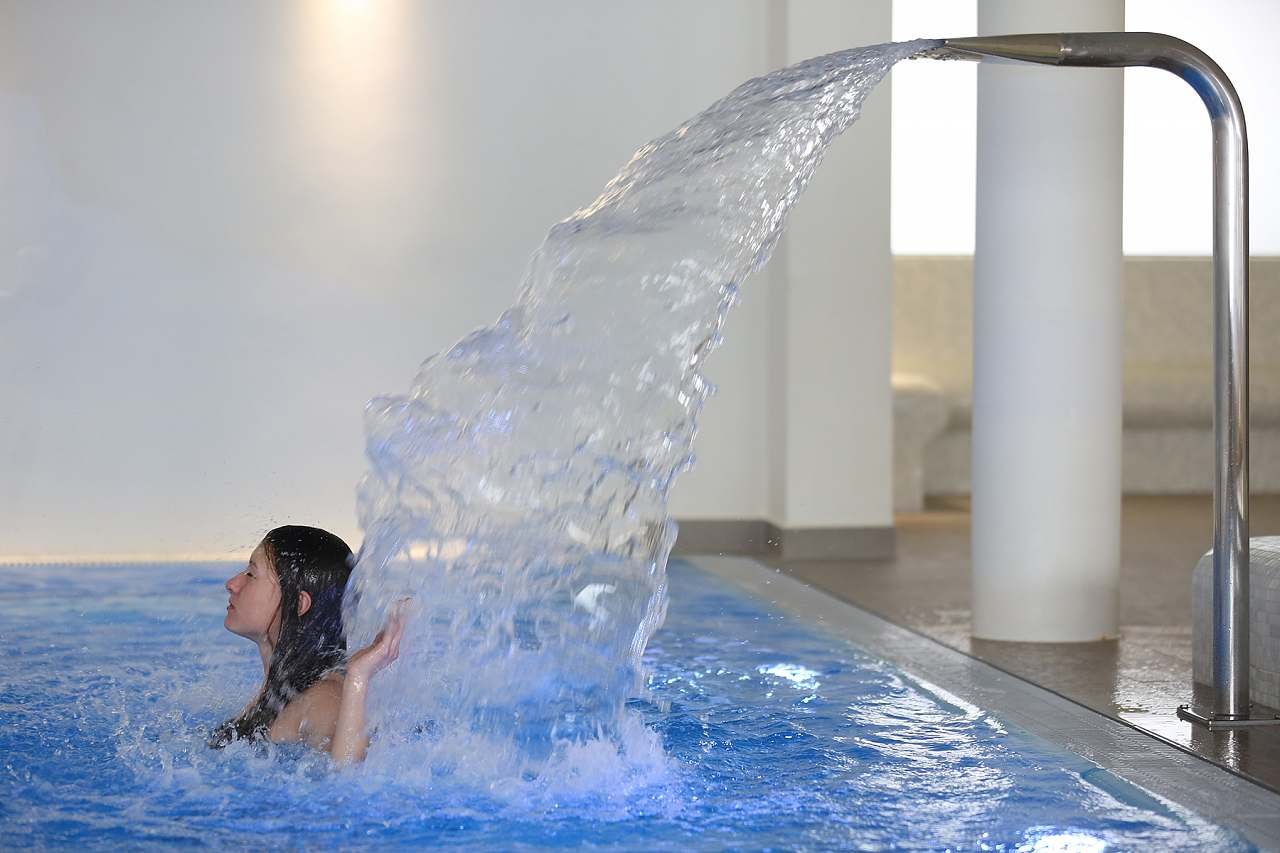 Engadin wellness - bazen se slanou vodou, protiproud, chrlic vody