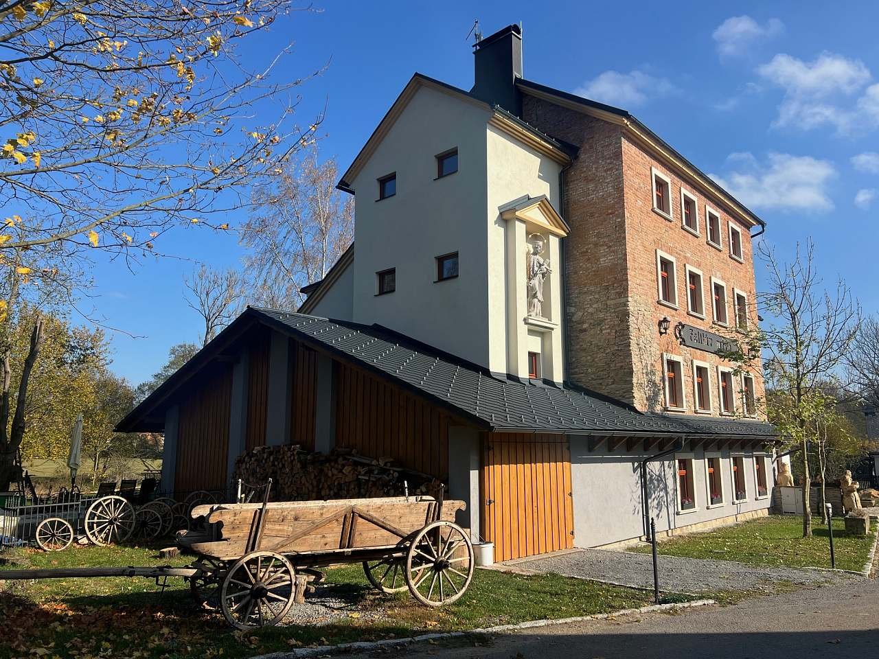 Feltlův mlýn v Borovnici (pohled zepředu), socha Jana Nepomuckého