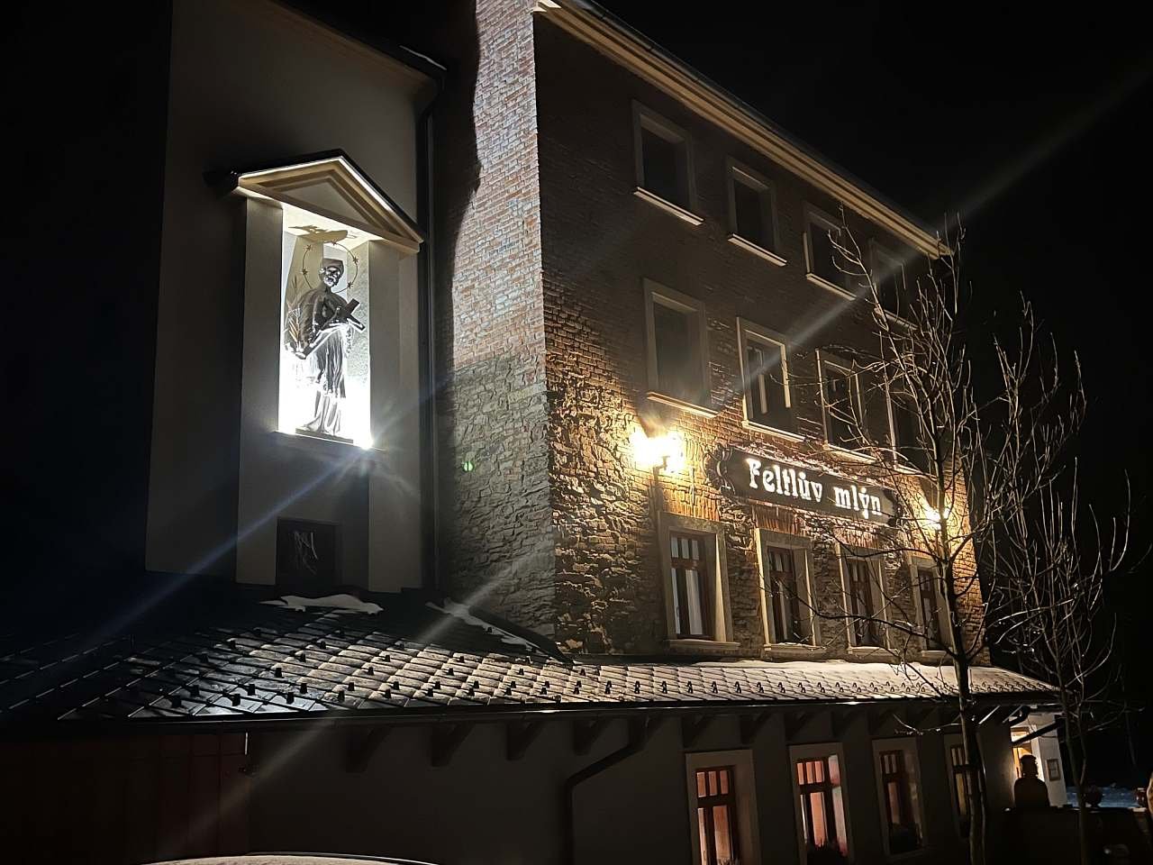 Feltlův mlýn v Borovnici (pohled zepředu), socha Jana Nepomuckého