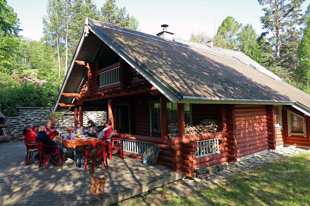 Finský HONKA srub a jeho přední - jižní strana s prostornou terasou