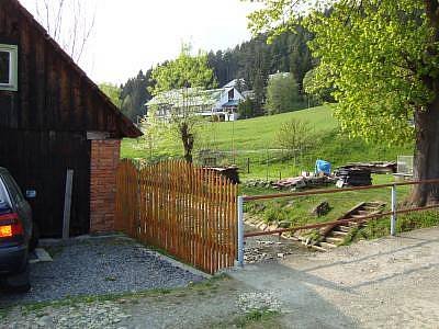 Garáž,potok Vranča a pohled na Horský hotel Permoník