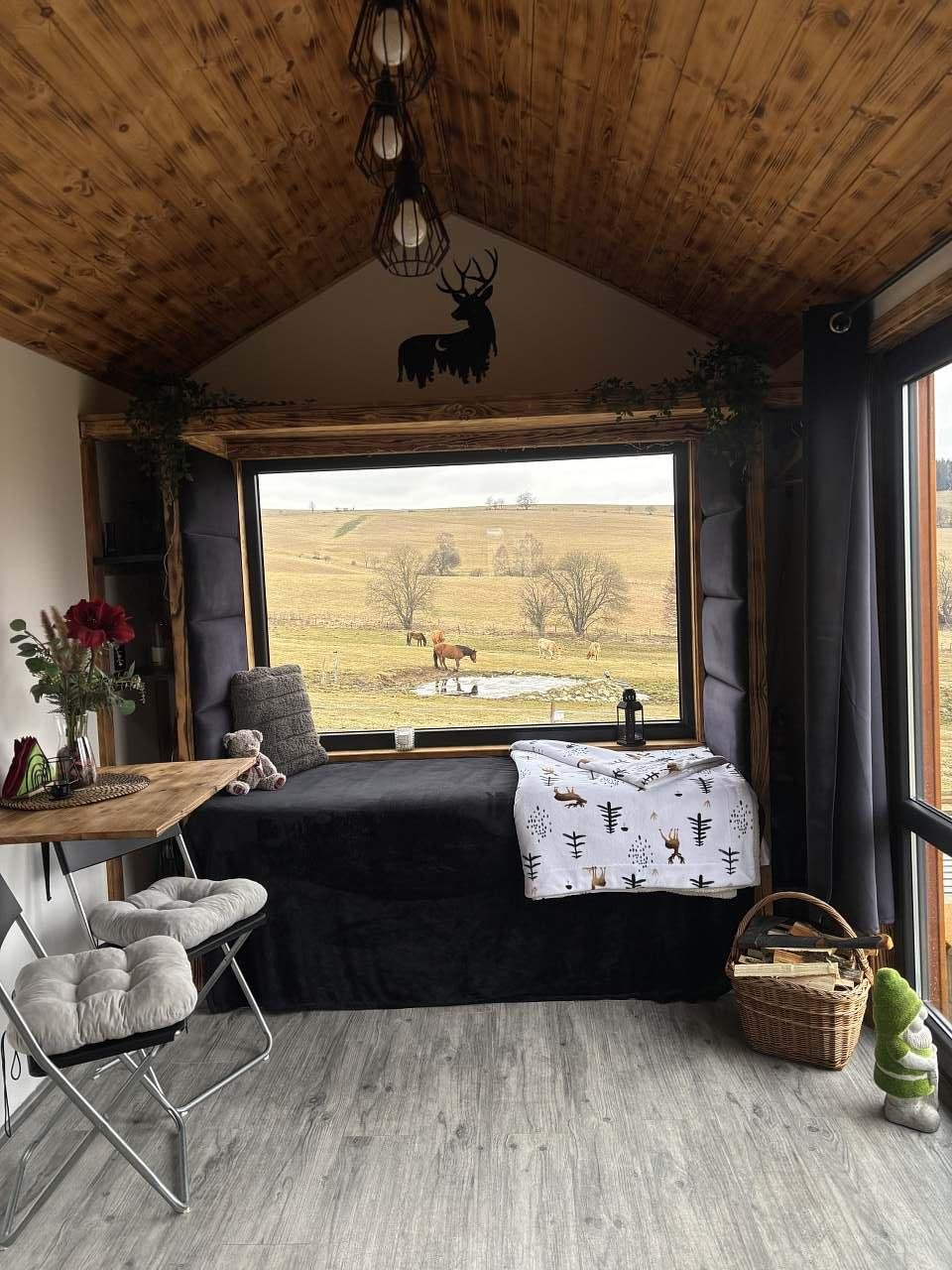 Glamping Morava - výhled z okna