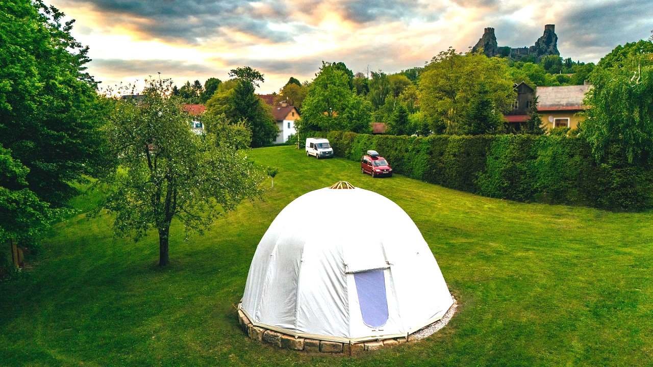 Glampingový Pantheon pod Troskami - Troskovice