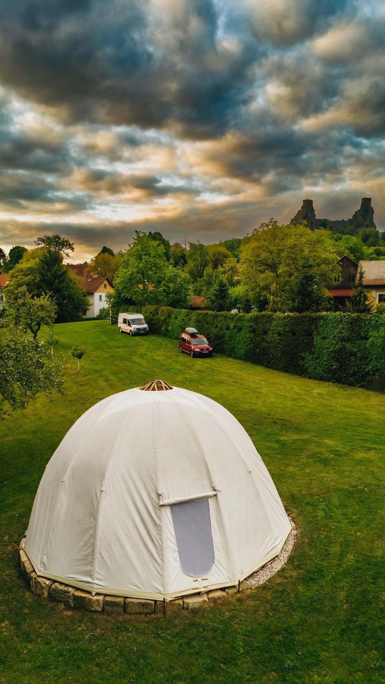 Glampingový Pantheon pod Troskami