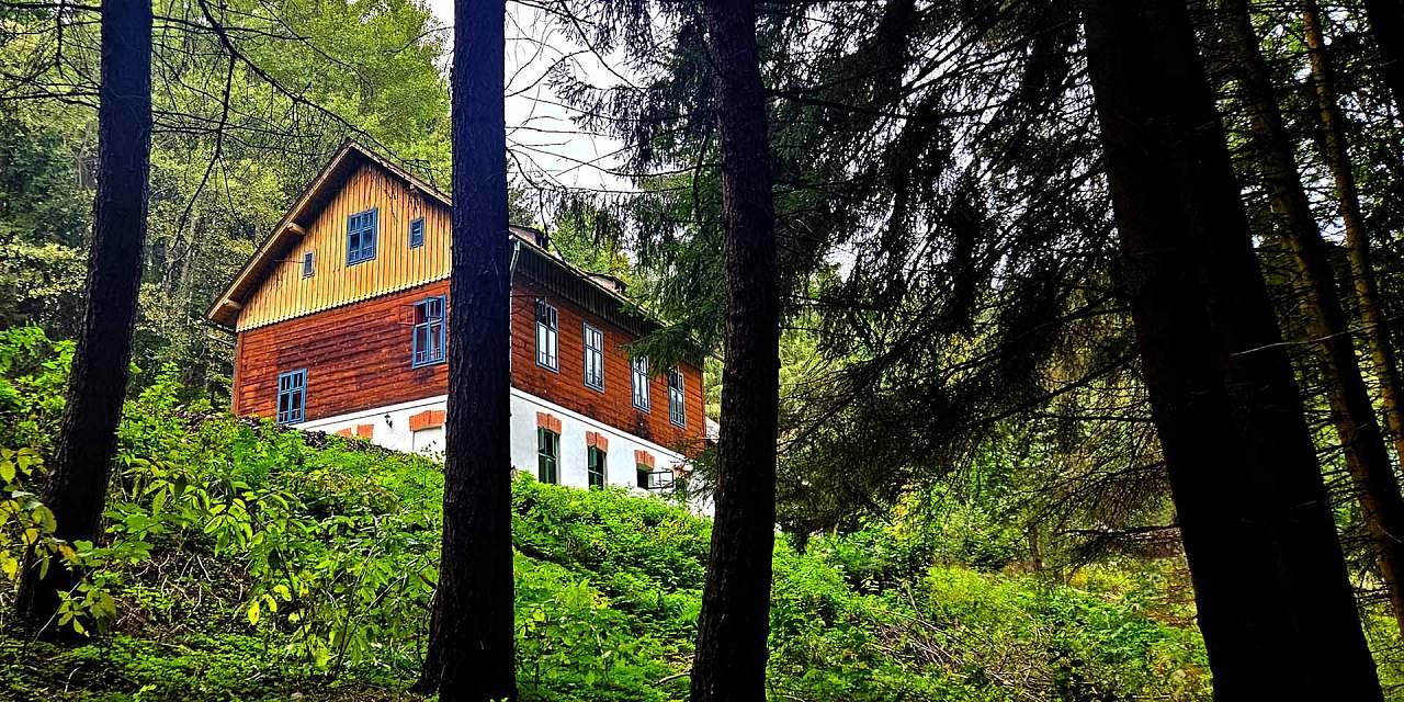 Hájenka v lese pod Pradědem