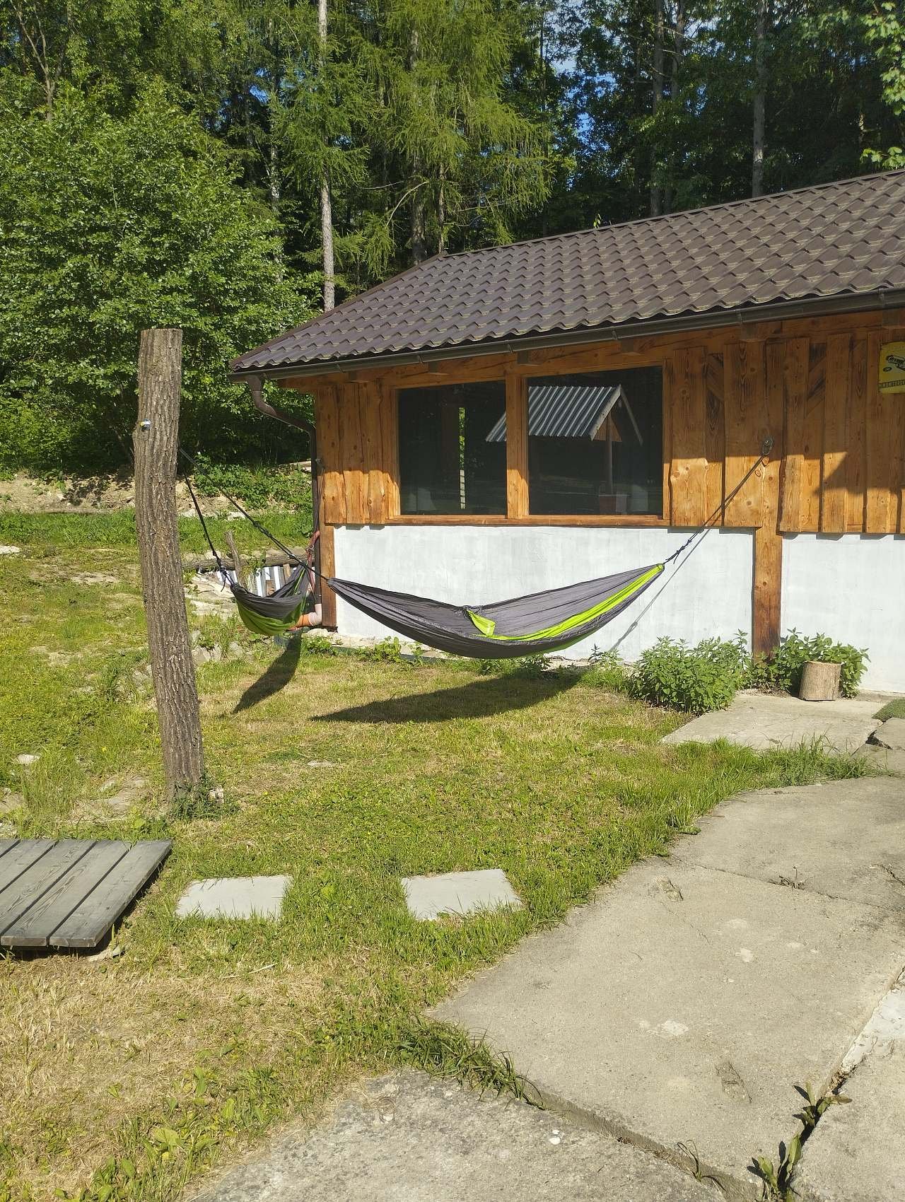 Hamaky před vchodem. Úžasná pohoda