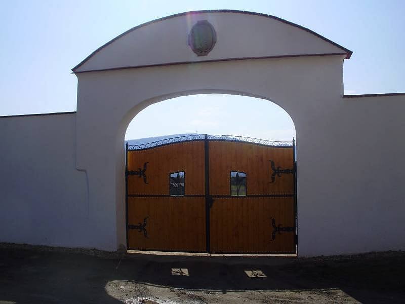 Historická brána ze 14. století, která je součástí objektu