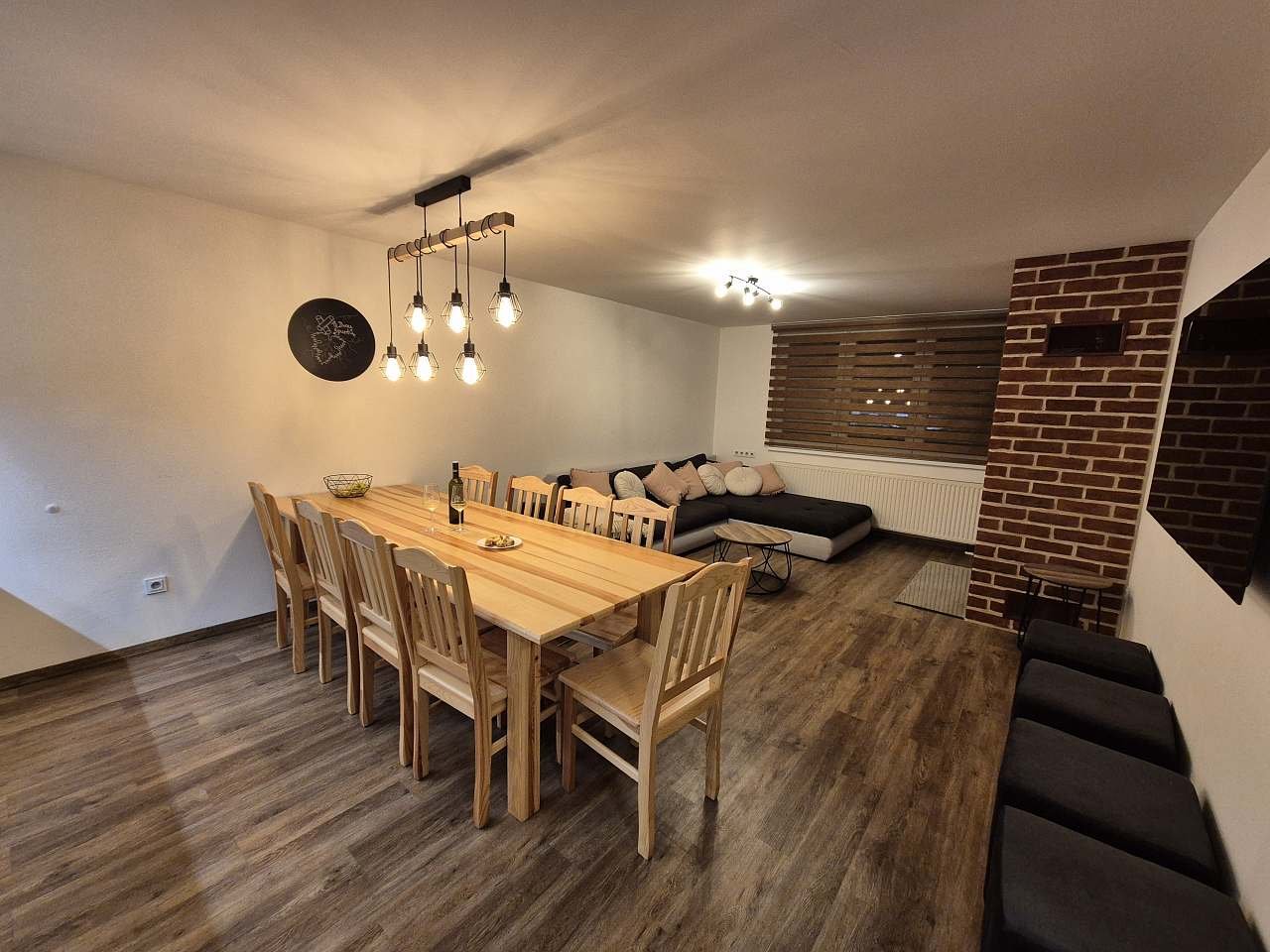 Hlavní společná místnost s kuchyní, krbem, jídelním stolem a dětským koutkem