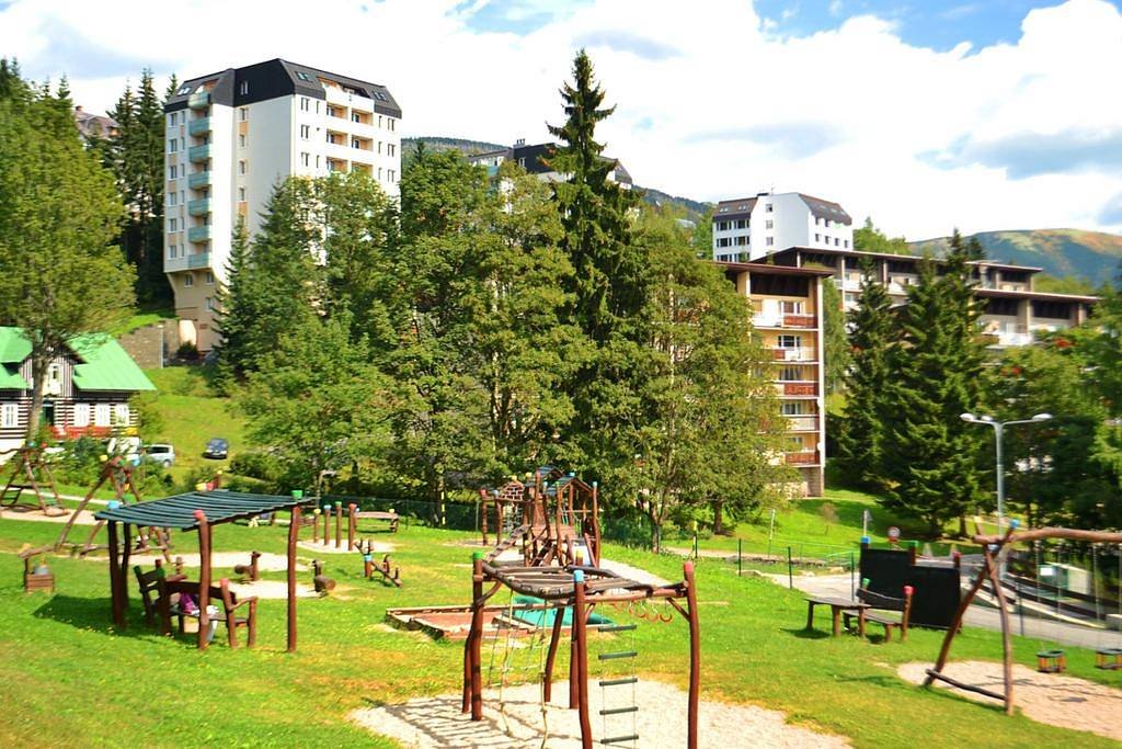 Holiday Apartment Spindleruv Mlyn - Pohled z dětského hřiště