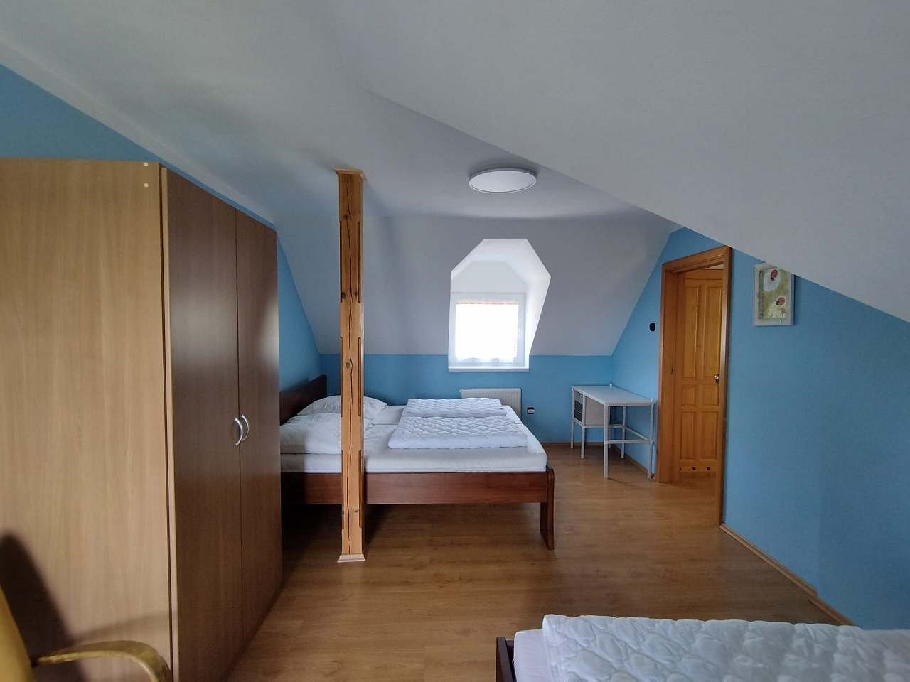 Horní patro velký apartmán, pokoj 2 (3 postele + postýlka)