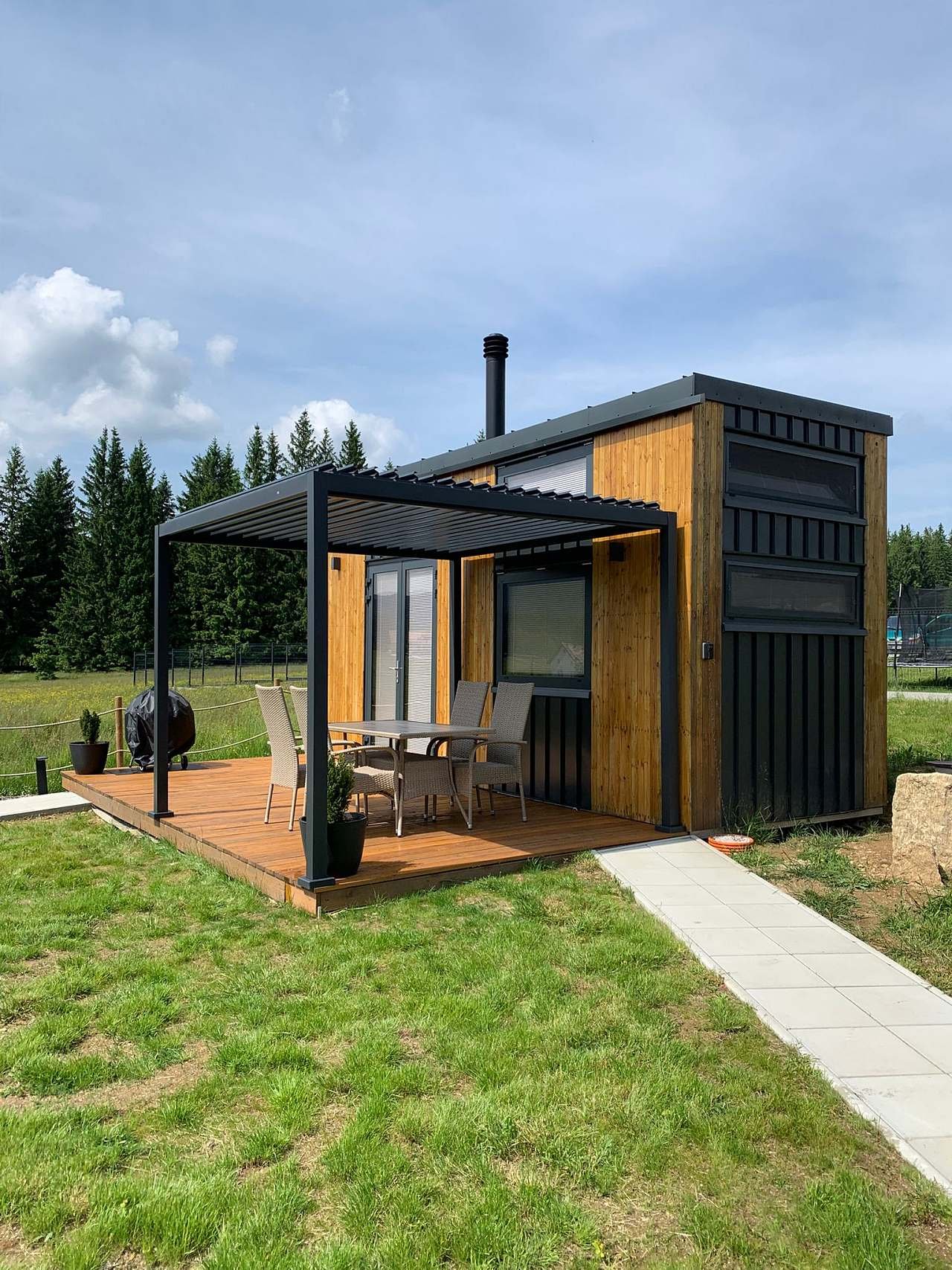 Horní tinyhouse s terasou a pergolou